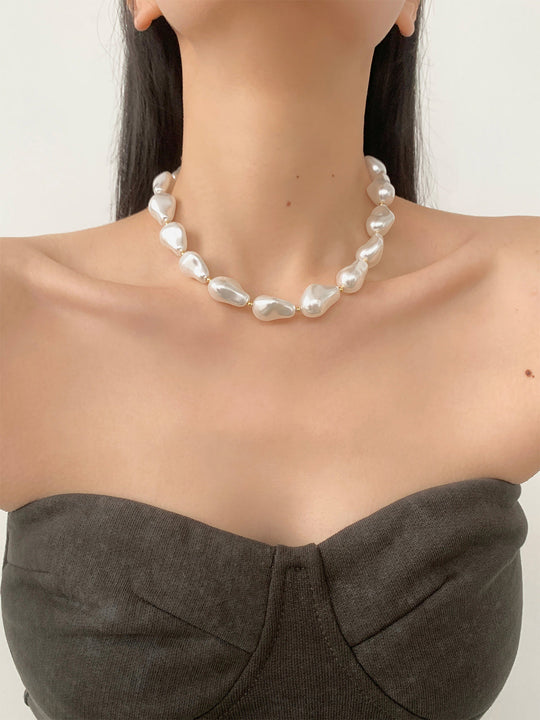 Giselle - pearl effect resin necklace