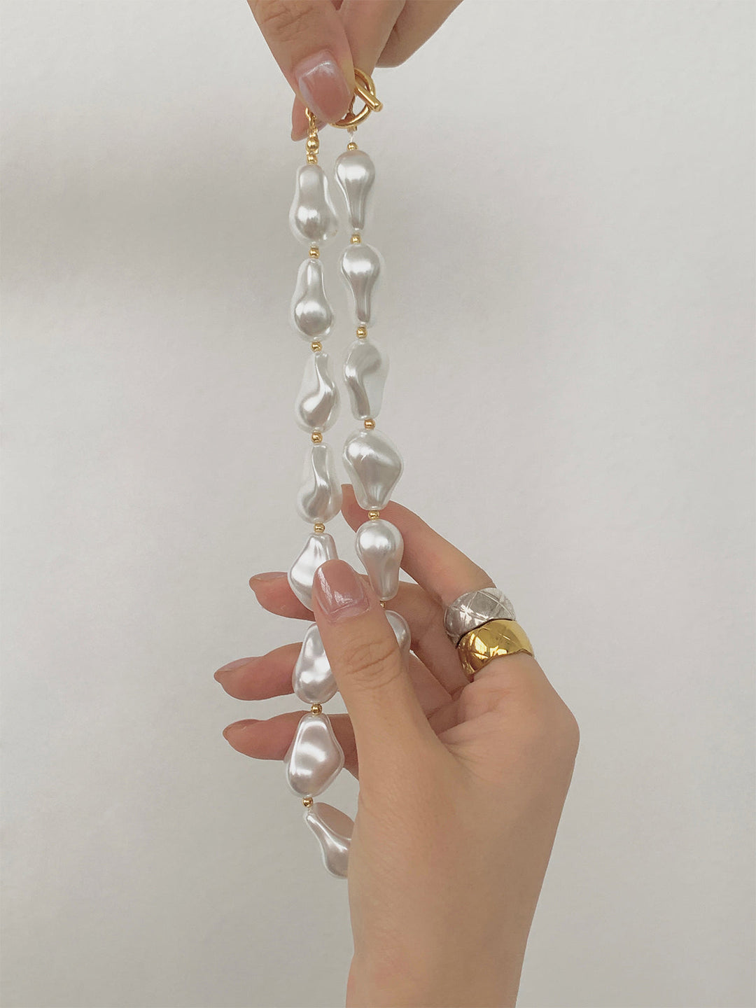 Giselle - pearl effect resin necklace