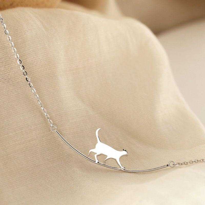 Climbing cat necklace