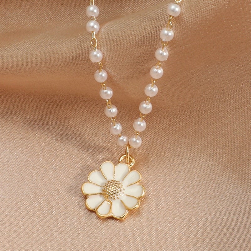 Elegant daisy pearl pendant necklace