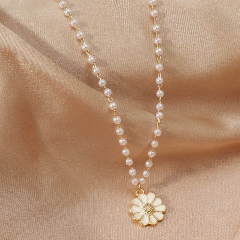 Elegant daisy pearl pendant necklace