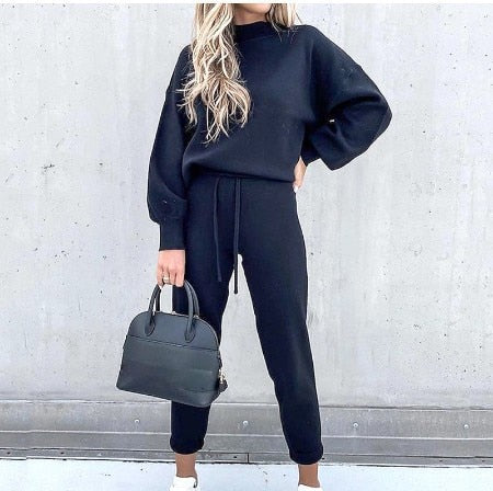 Comfortable sweatshirt and sweatpants set for women