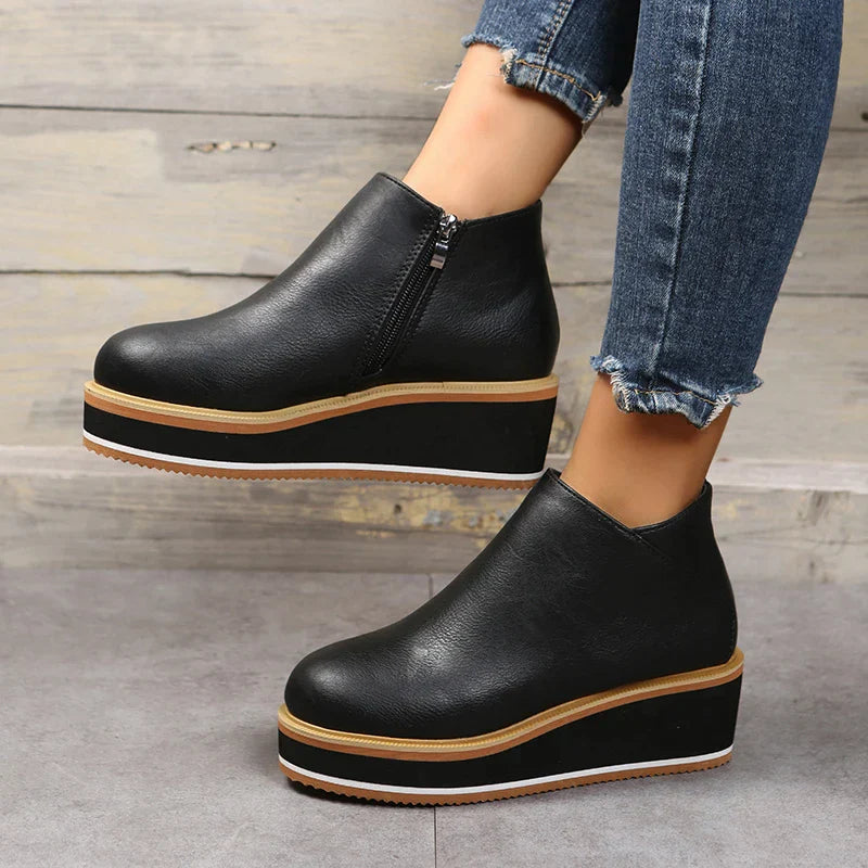 Novi - stylish ankle boots with zip and platform