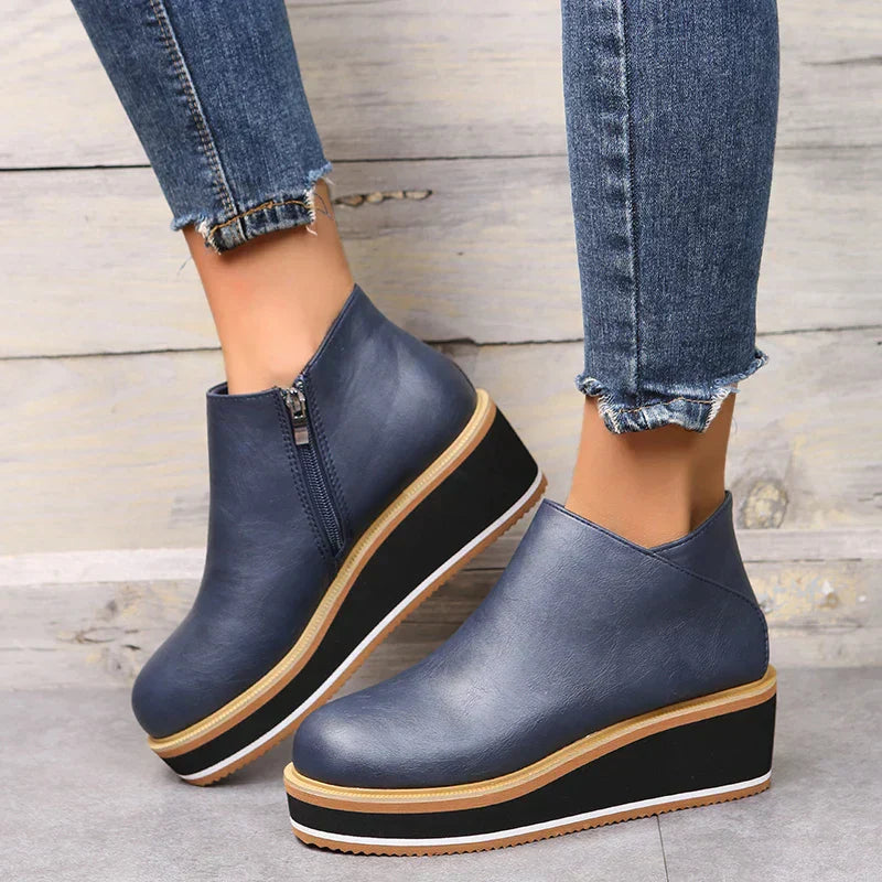 Novi - stylish ankle boots with zip and platform