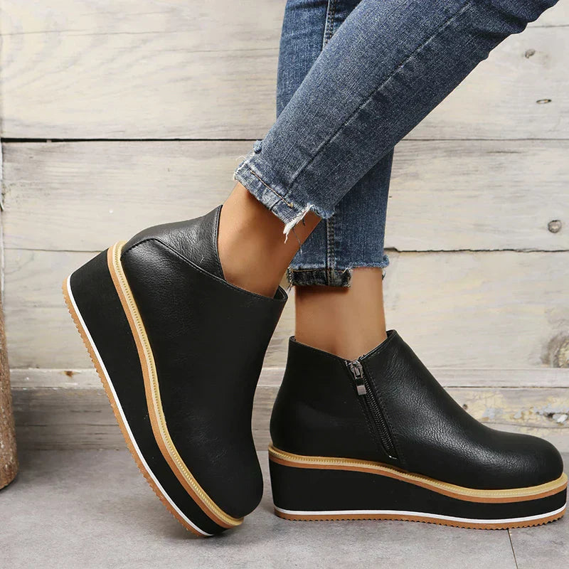 Novi - stylish ankle boots with zip and platform