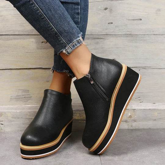 Novi - stylish ankle boots with zip and platform