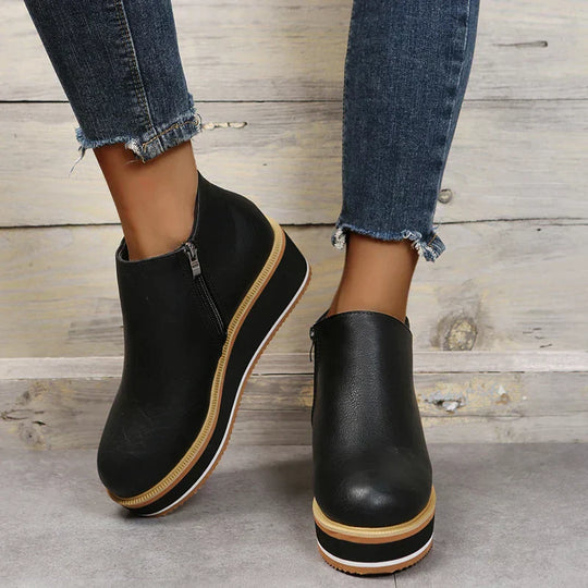 Novi - stylish ankle boots with zip and platform