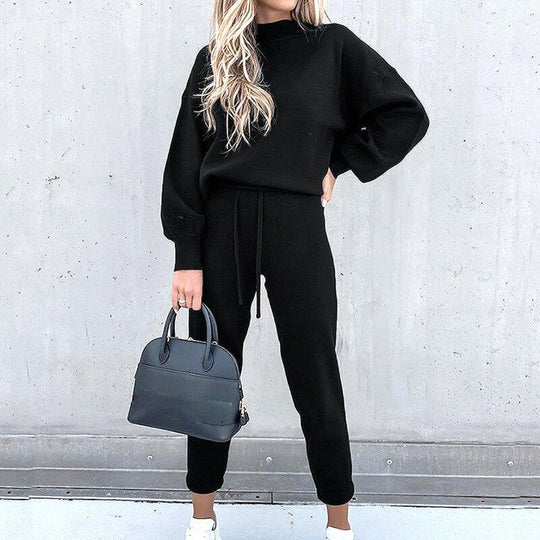 Comfortable sweatshirt and sweatpants set for women