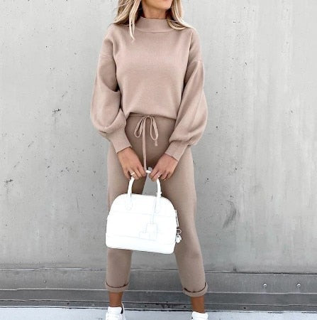 Comfortable sweatshirt and sweatpants set for women