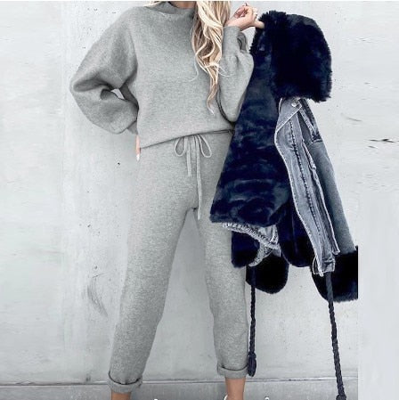 Comfortable sweatshirt and sweatpants set for women