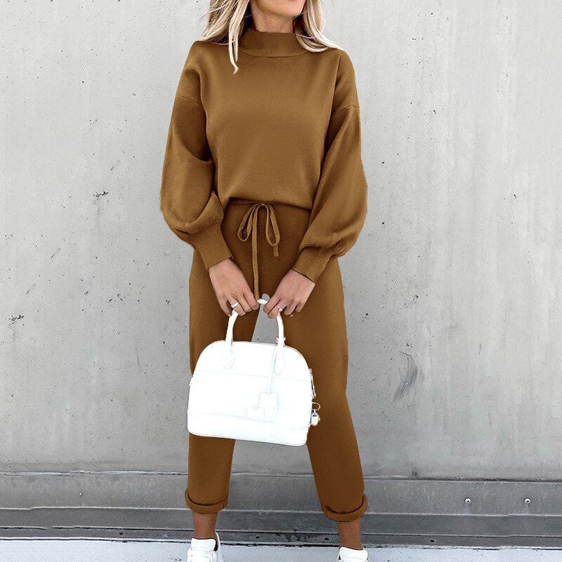 Comfortable sweatshirt and sweatpants set for women